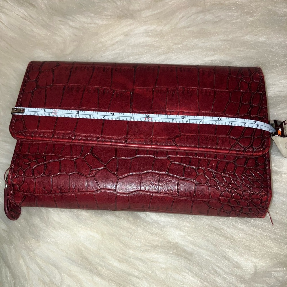 Crocodile-Embossed Red Women's Clutch - Picture 3 of 17